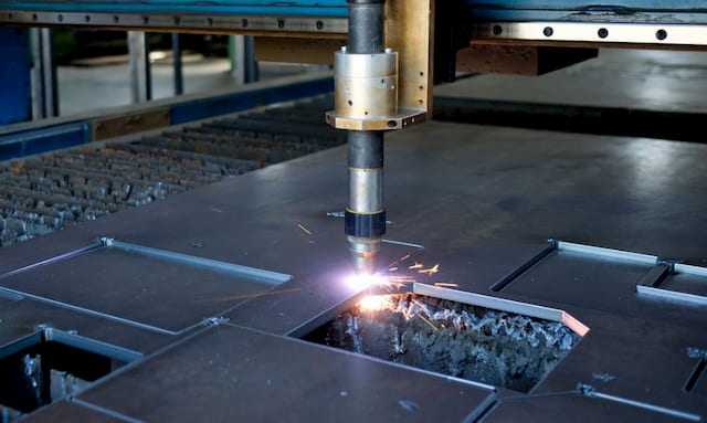 Plasma-cutter-cutting-metal
